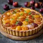Tarte aux mirabelles dorée sur fond en bois rustique