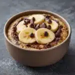 Bowl cake banane-choco moelleux servi dans un bol blanc avec pépites de chocolat fondantes