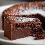 Fondant chocolat mascarpone avec cœur coulant, prêt à servir sur une assiette blanche