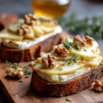 Tartines de Camembert rôti, pommes et noix