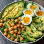 Salade Power aux pois chiches, avocat et œuf