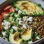 Bowl énergie aux lentilles vertes, avocat, feta & gingembre